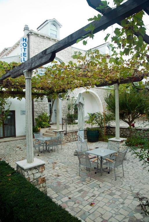 Hotel Metković - shaded terrace with grapevine pergola